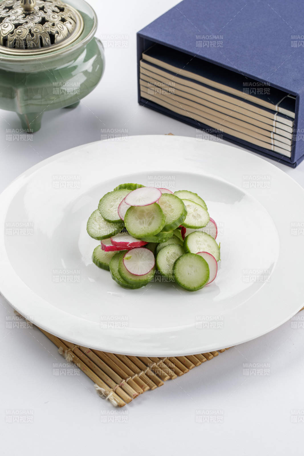 白色瓷盘装的乳瓜水萝卜-摄影图