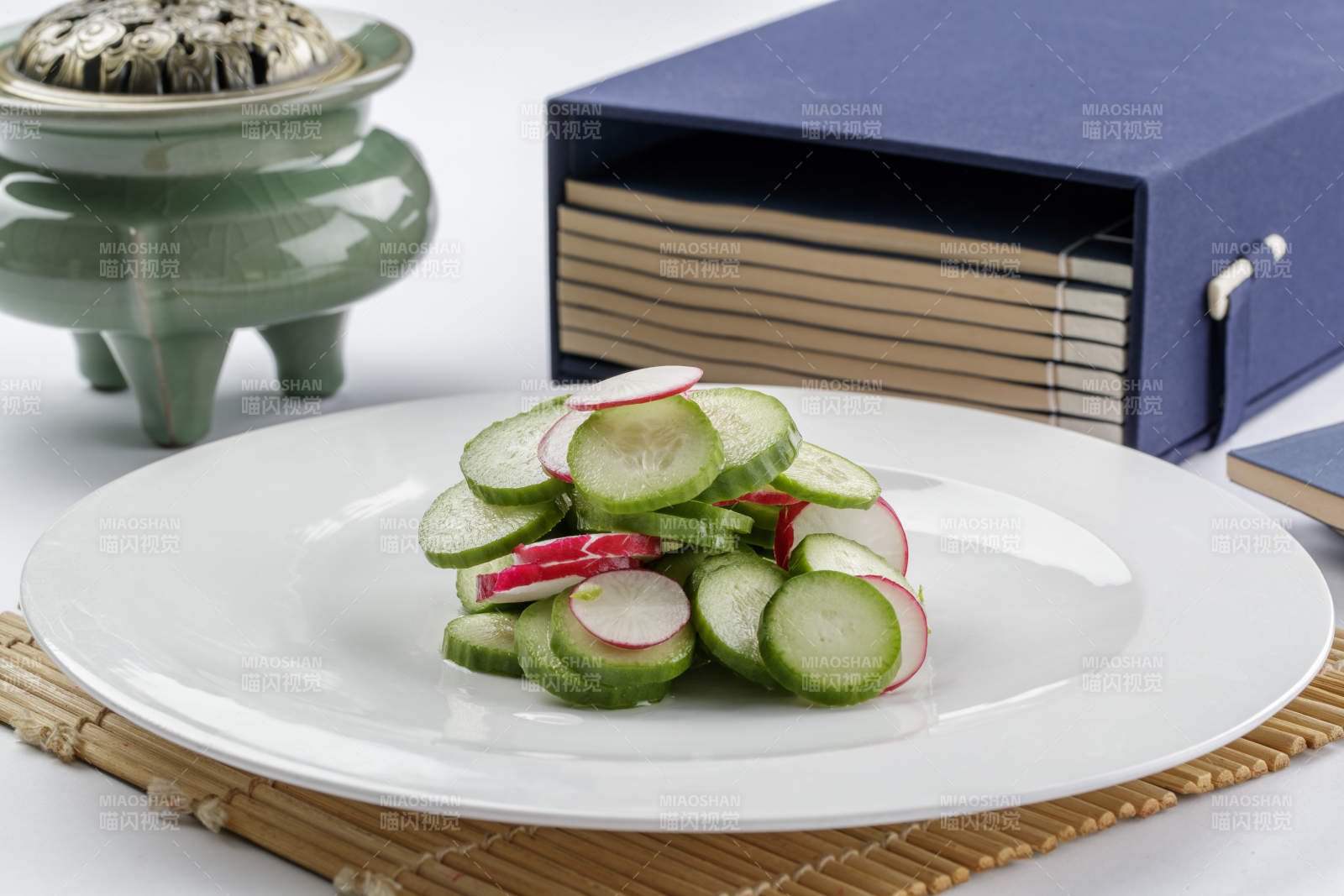 白色瓷盘装的乳瓜水萝卜-摄影图