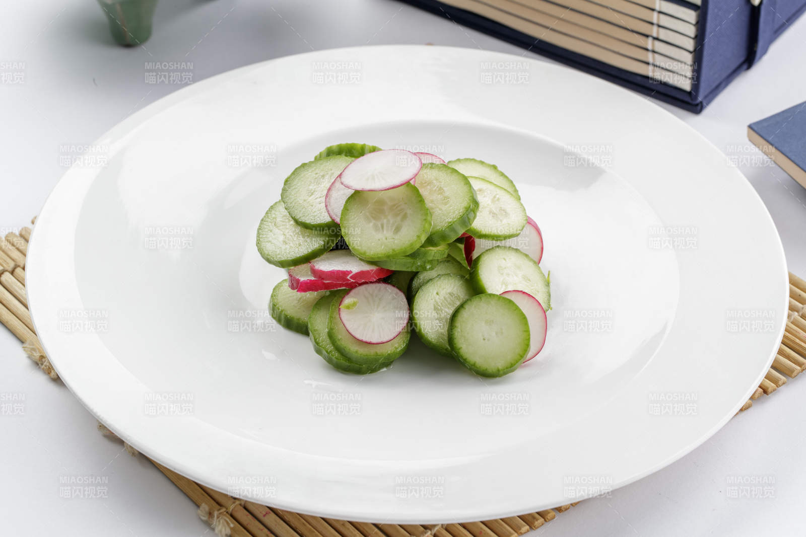 白色瓷盘装的乳瓜水萝卜-摄影图
