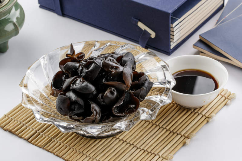 玻璃器皿装的捞汁木耳