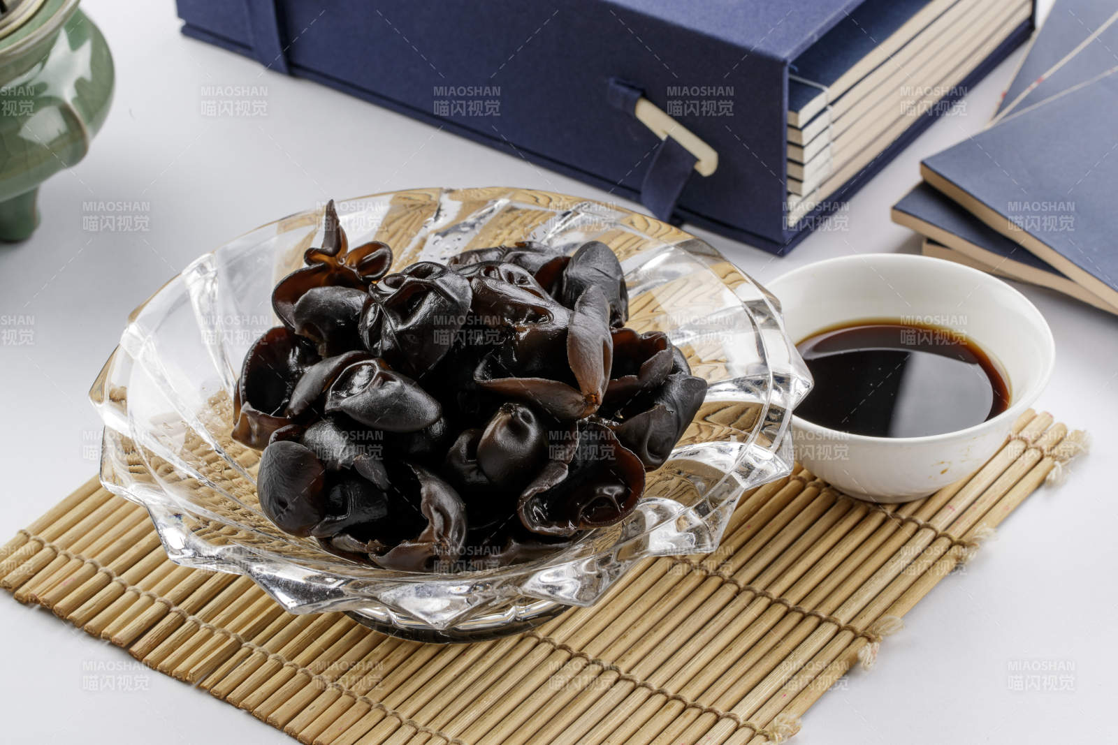 玻璃器皿装的捞汁木耳