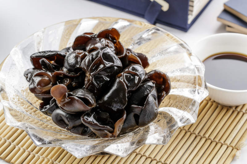 玻璃器皿装的捞汁木耳