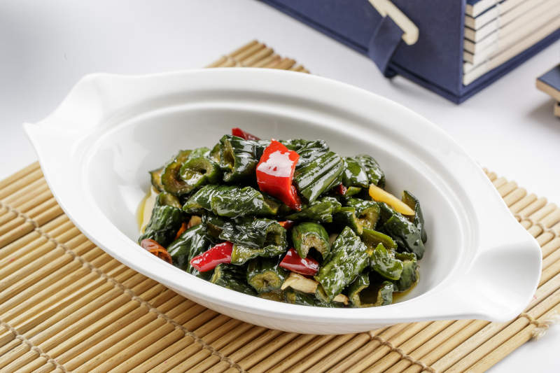 白色瓷盘装的麻油酱黄瓜