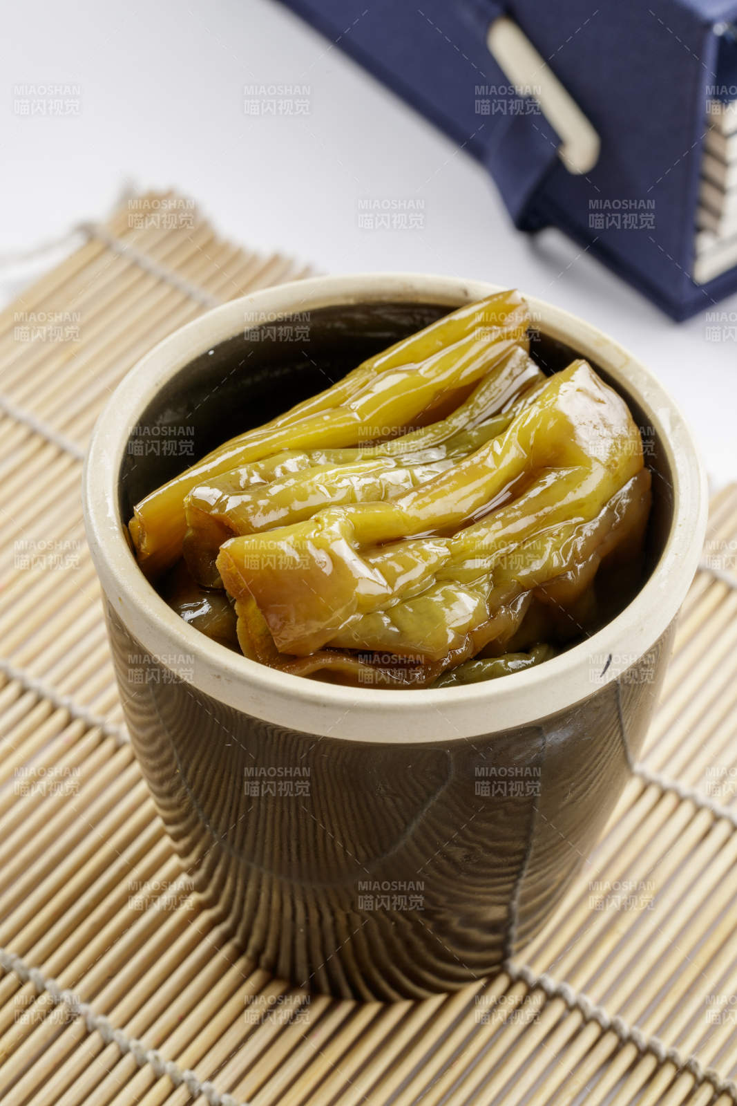 精美餐具装的老坛腌尖椒-摄影图