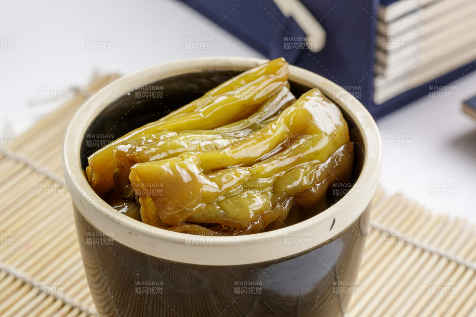 精美餐具装的老坛腌尖椒-摄影图