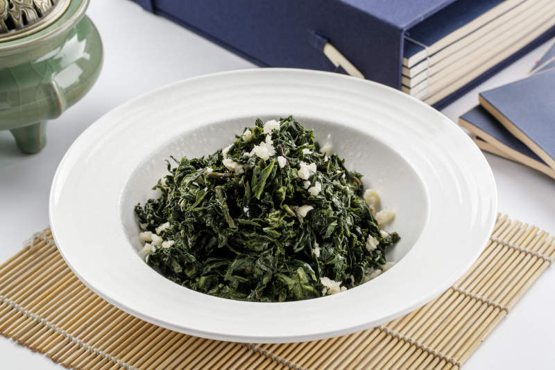 白色瓷盤裝的蒜泥小苦菜