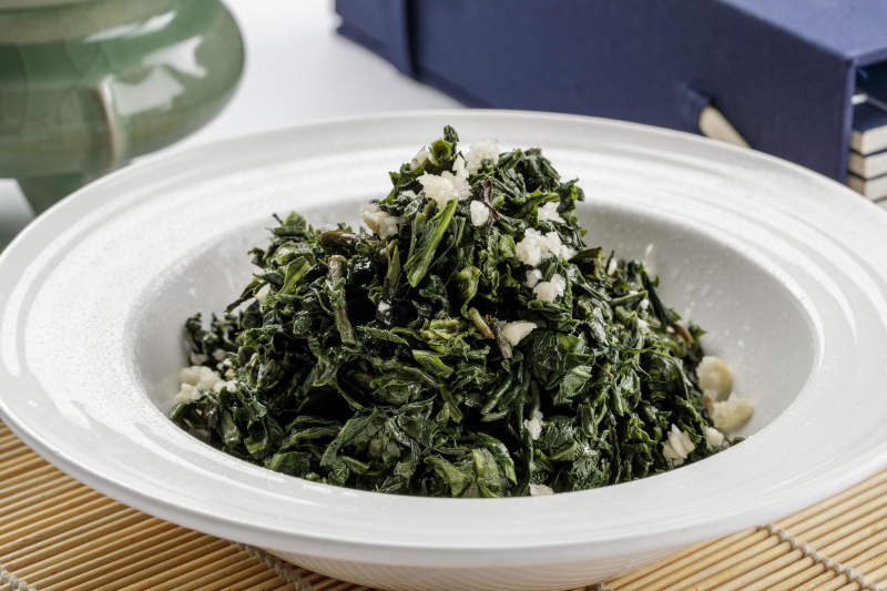 白色瓷盤裝的蒜泥小苦菜