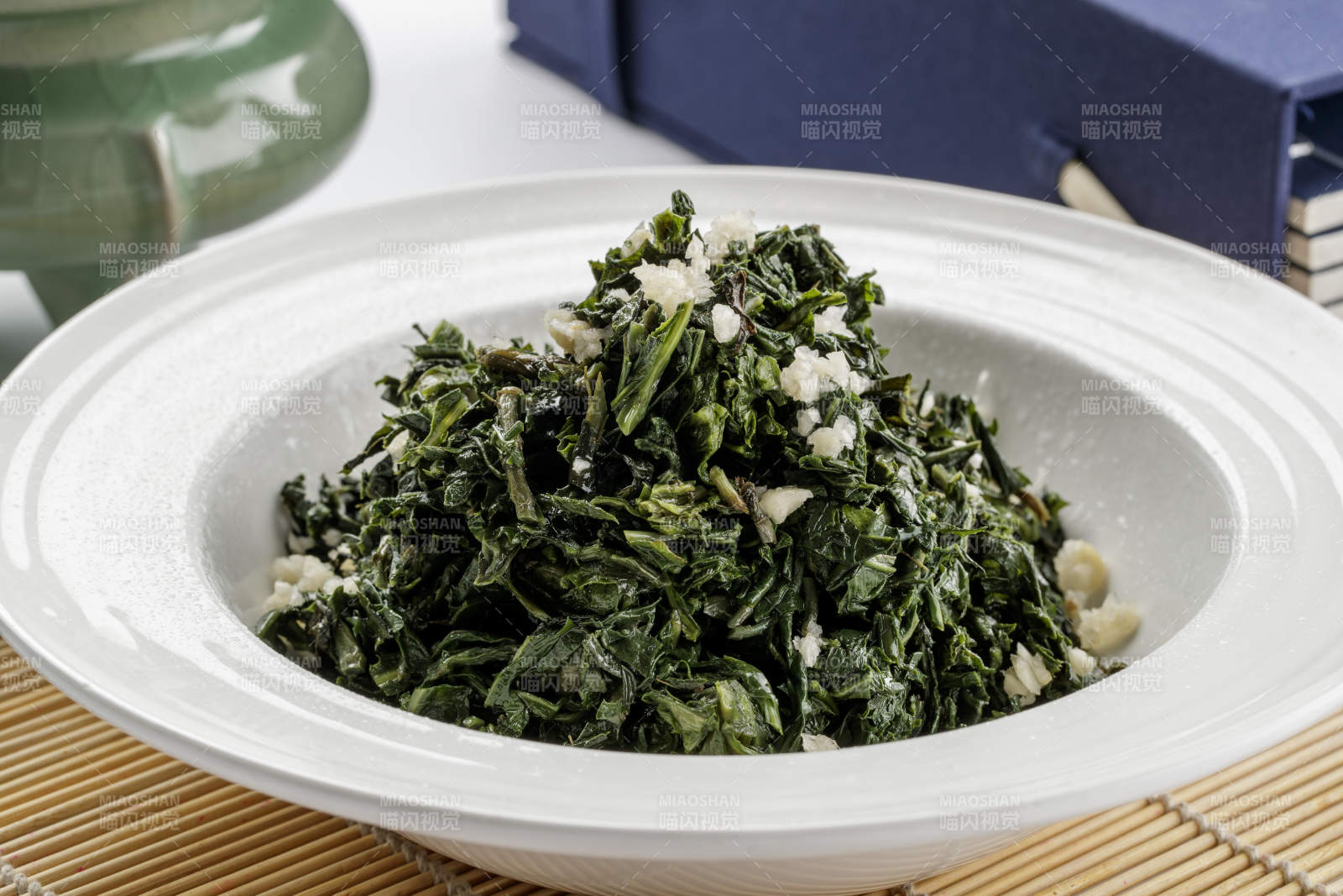 白色瓷盤裝的蒜泥小苦菜