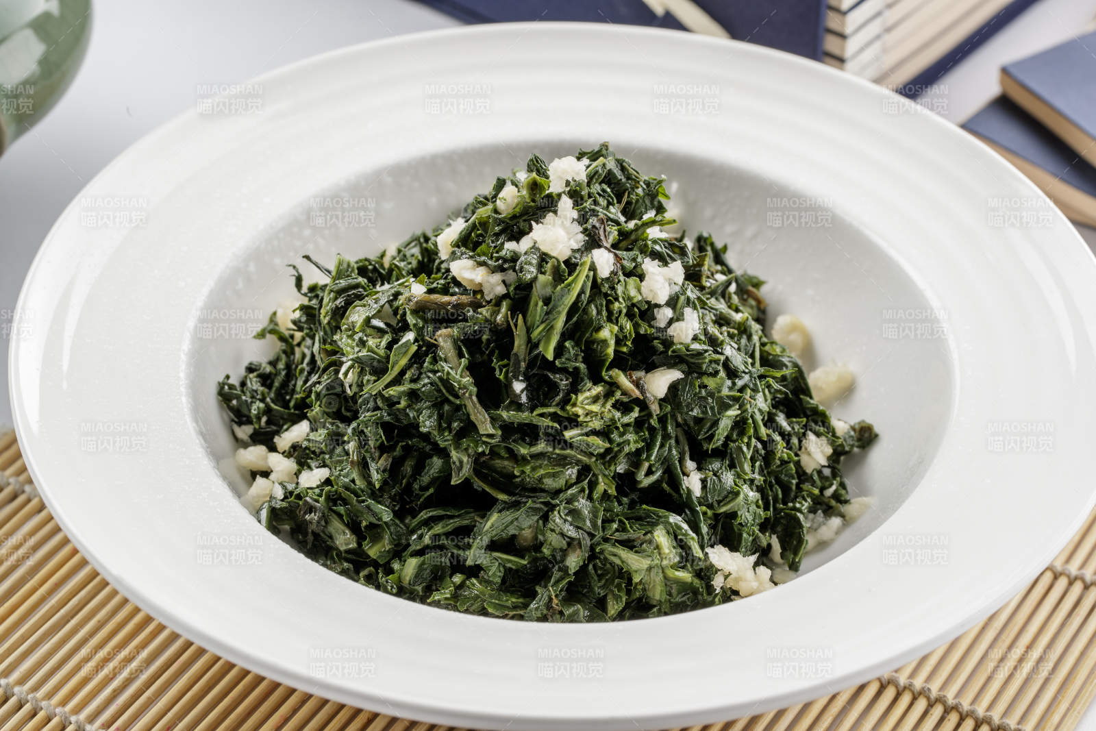 白色瓷盤裝的蒜泥小苦菜