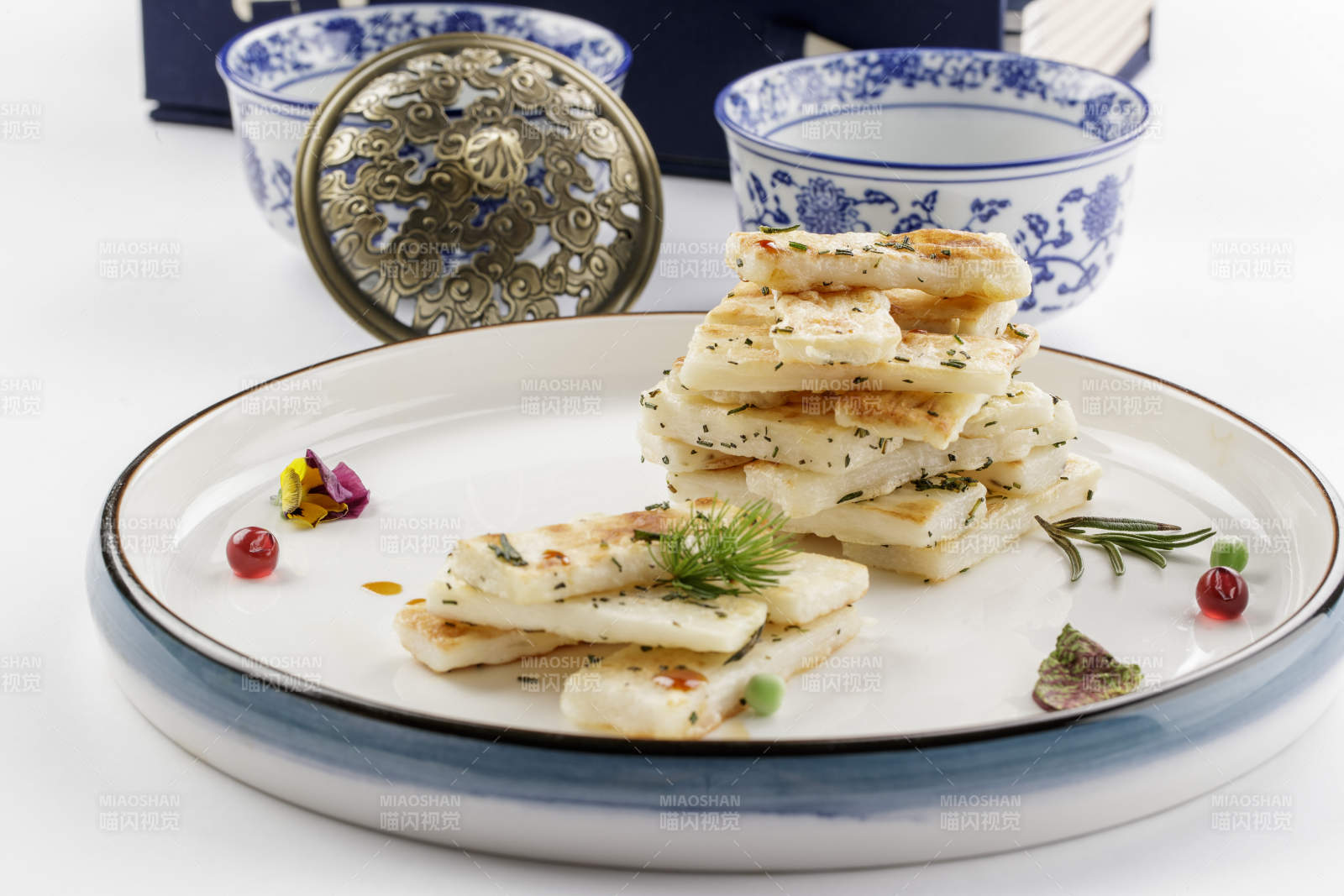 白色瓷盘装的香草煎山药