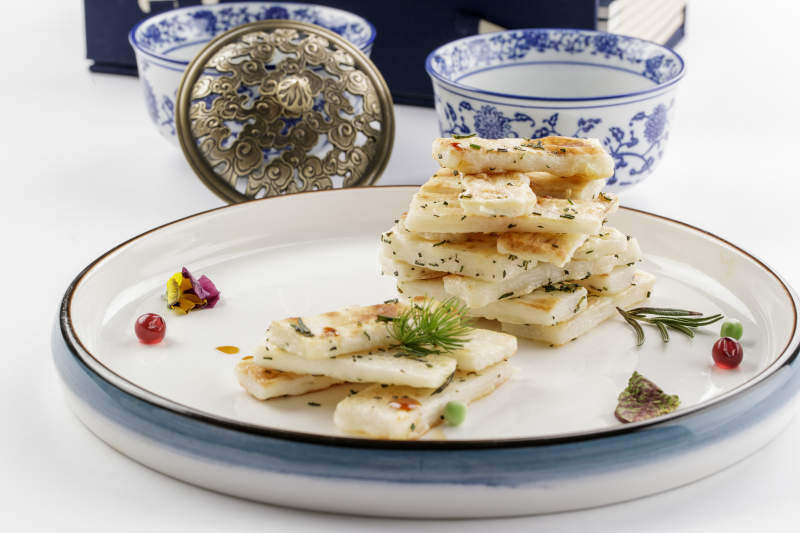 白色瓷盘装的香草煎山药