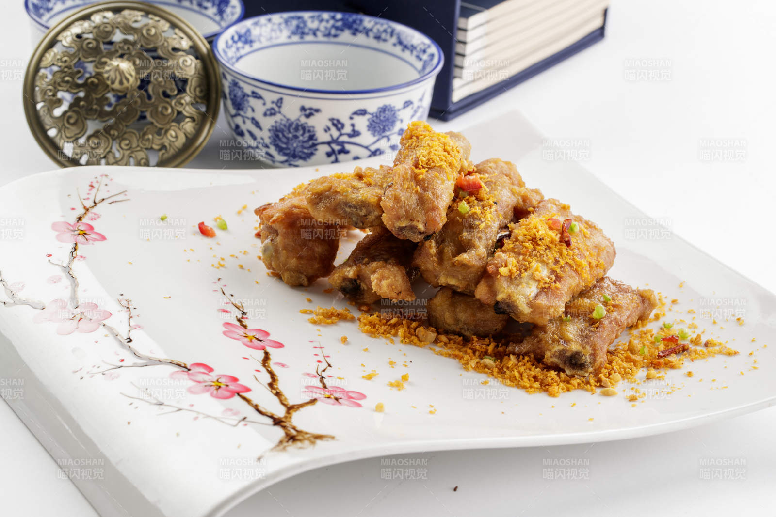 白色瓷盤裝的美味蒜香排骨