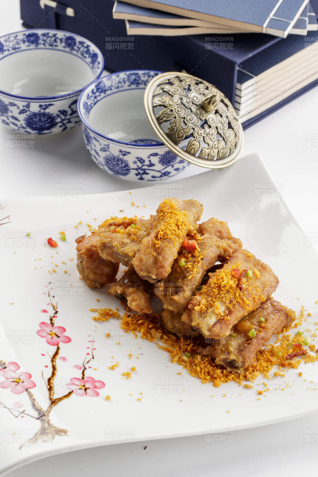 白色瓷盤裝的美味蒜香排骨