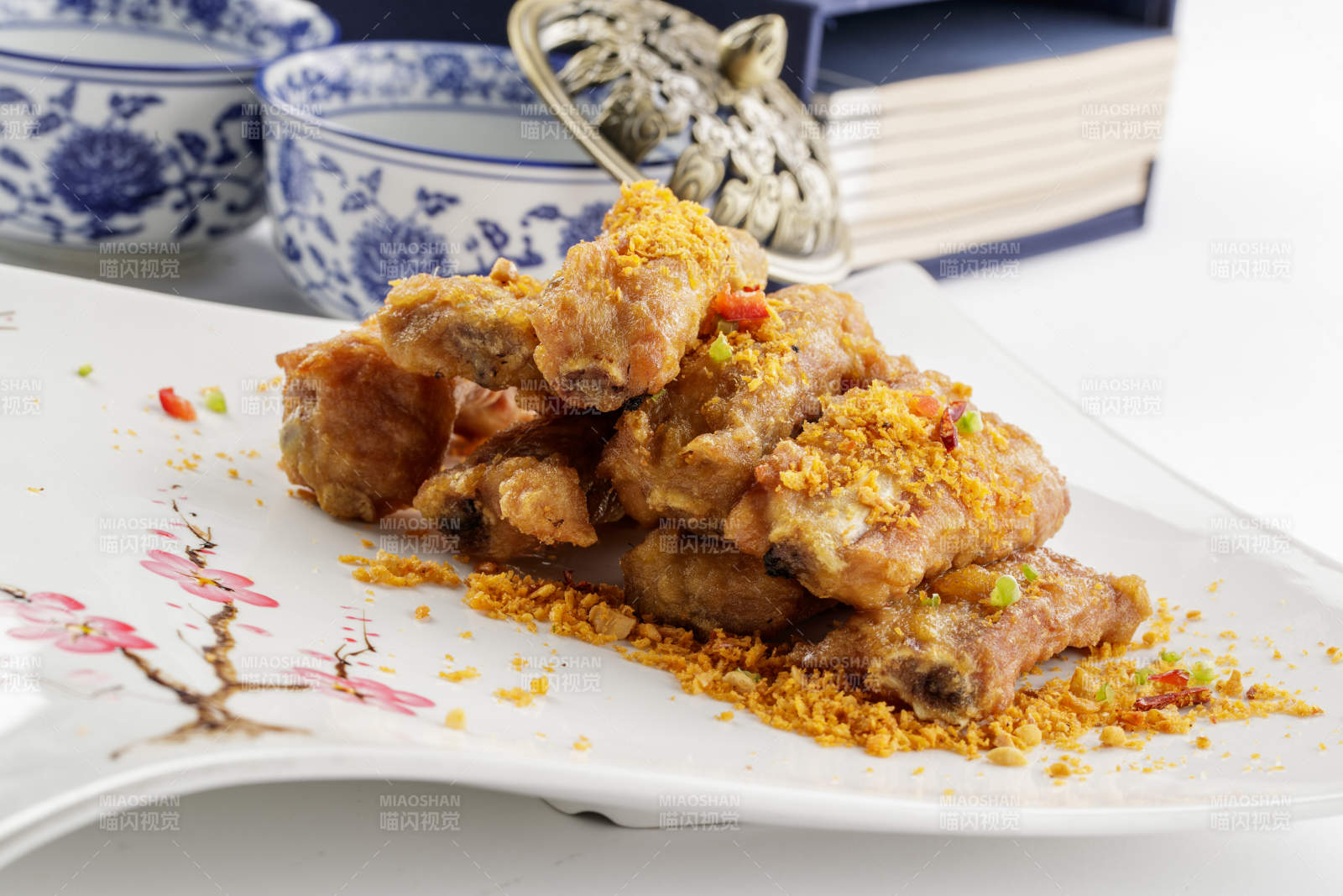 白色瓷盤裝的美味蒜香排骨