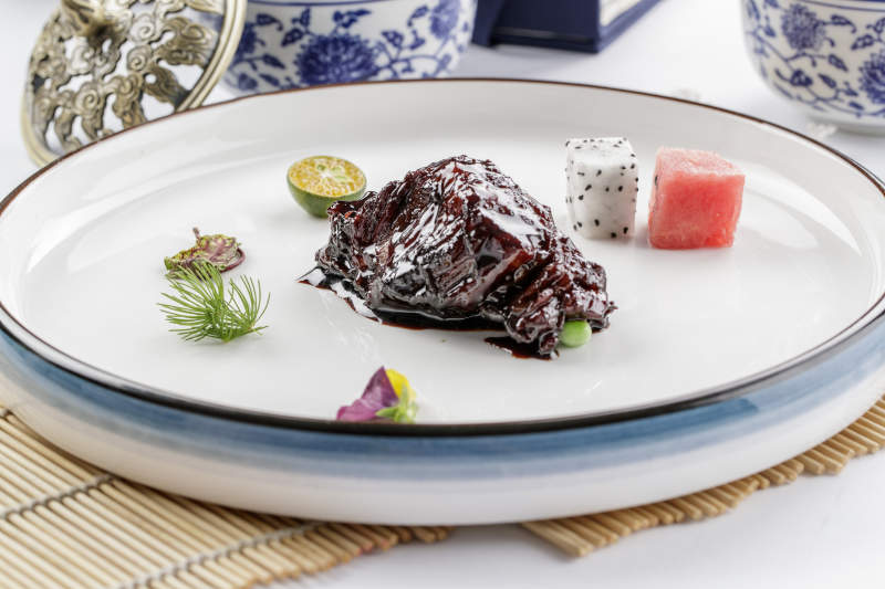 白色瓷盘装的酱烧慢火雪花牛肉