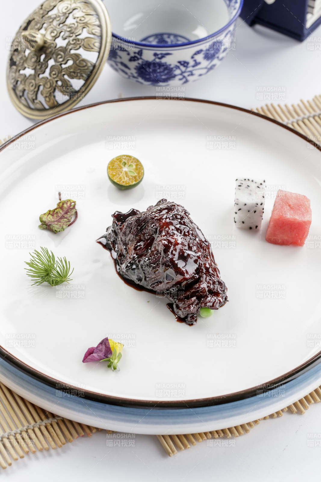 白色瓷盘装的酱烧慢火雪花牛肉