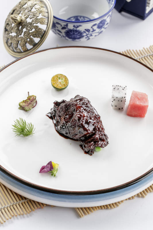 白色瓷盘装的酱烧慢火雪花牛肉