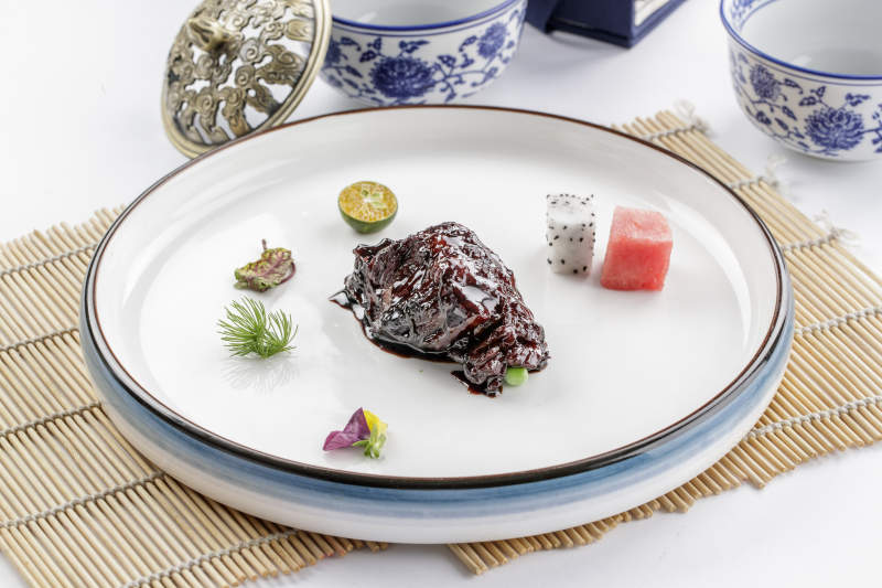 白色瓷盘装的酱烧慢火雪花牛肉