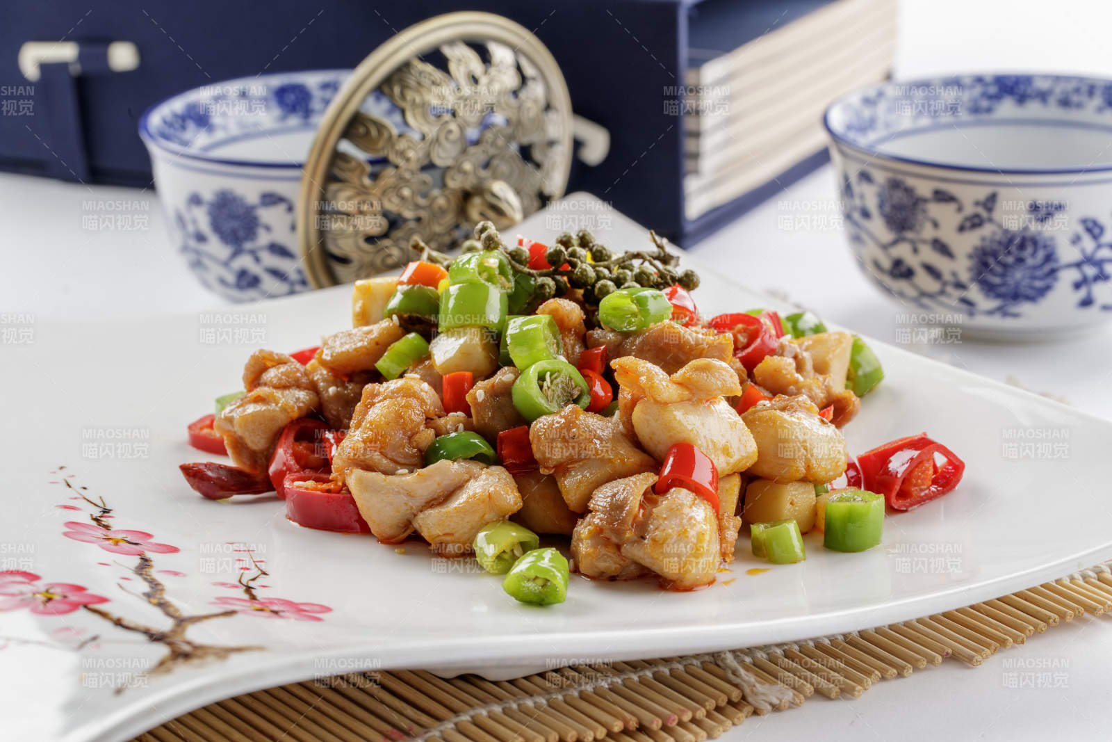 白色瓷盘装的仔姜米椒鸡