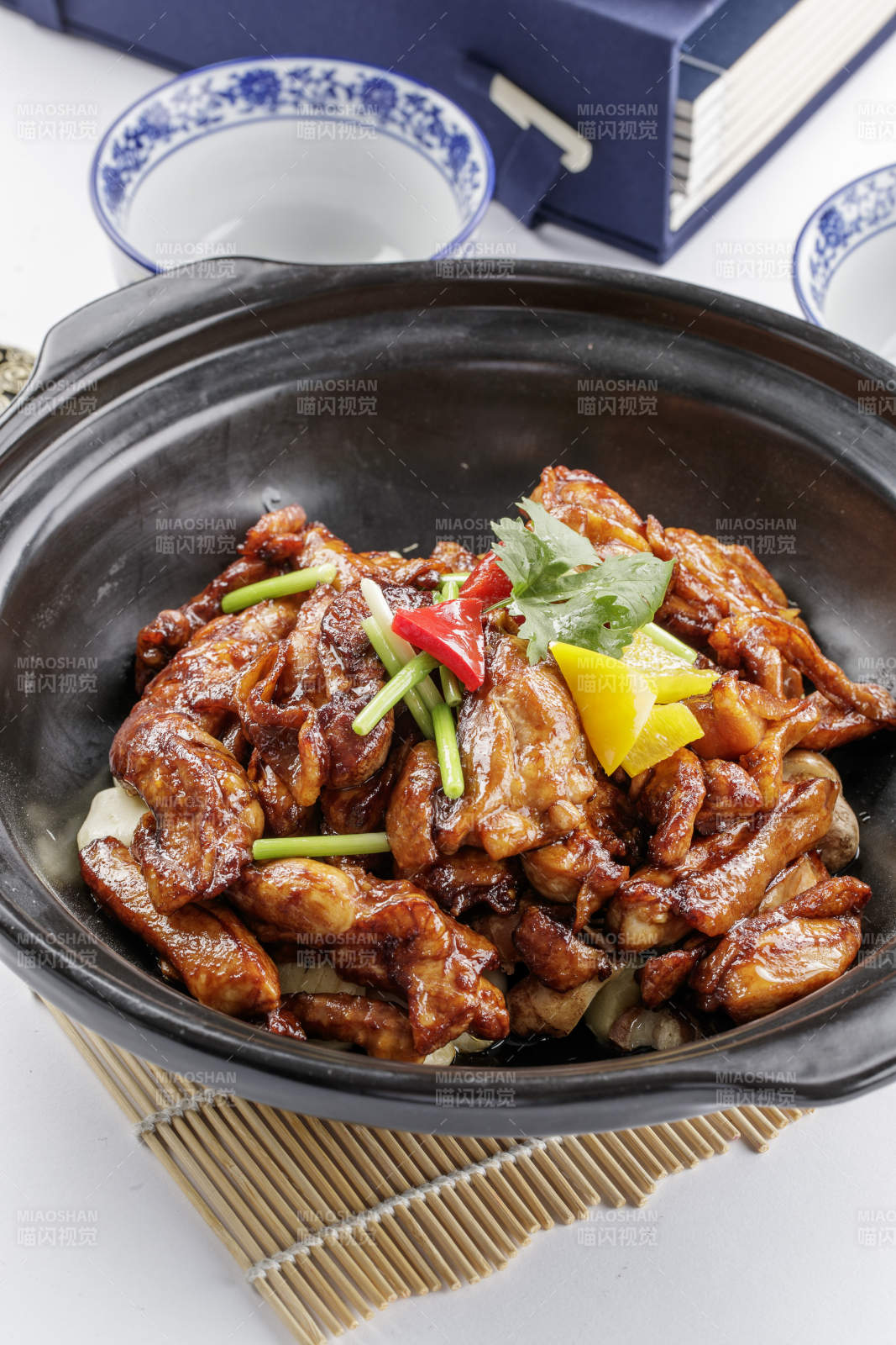 黑色砂锅装的生啫散养鸡图片