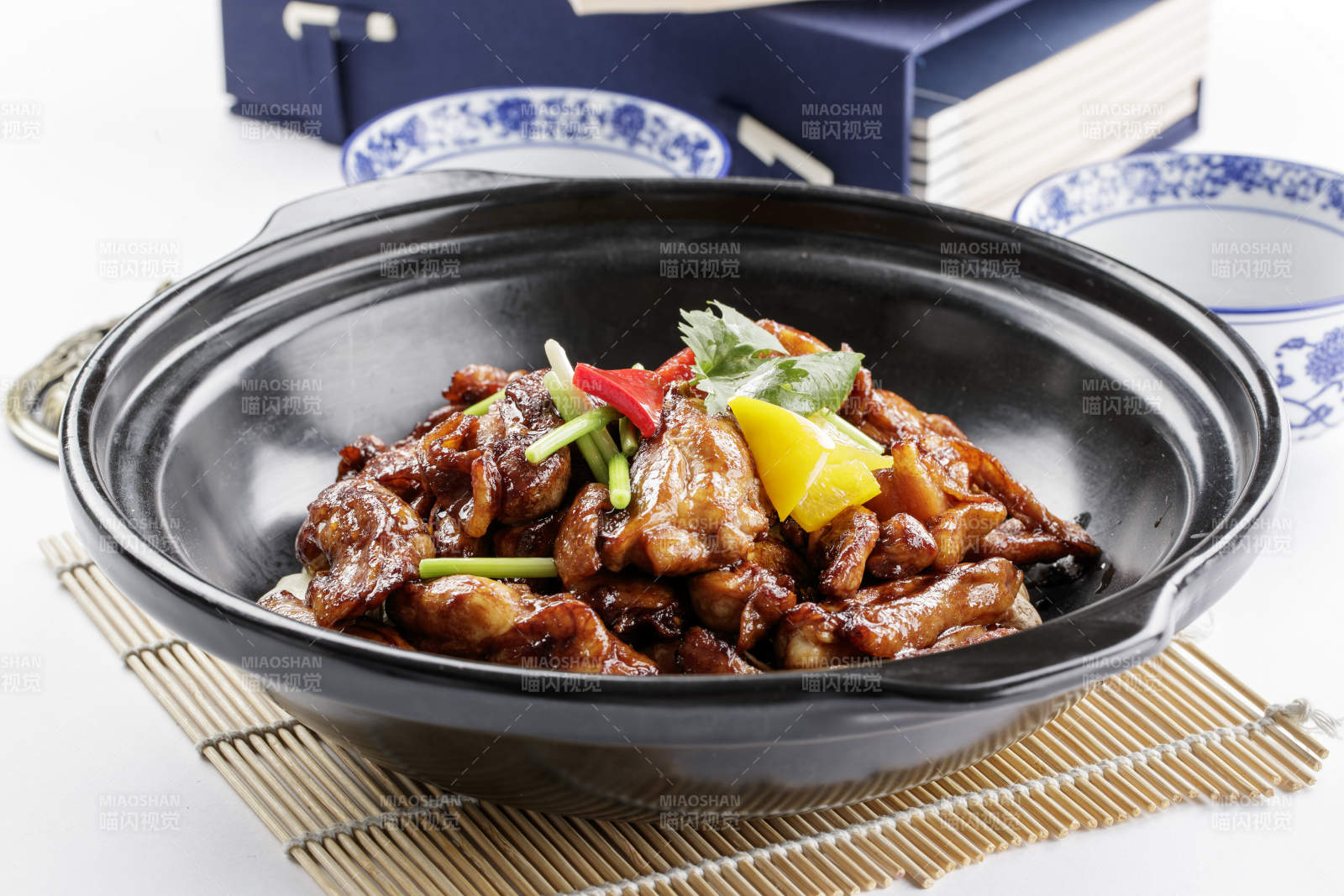 黑色砂锅装的生啫散养鸡图片