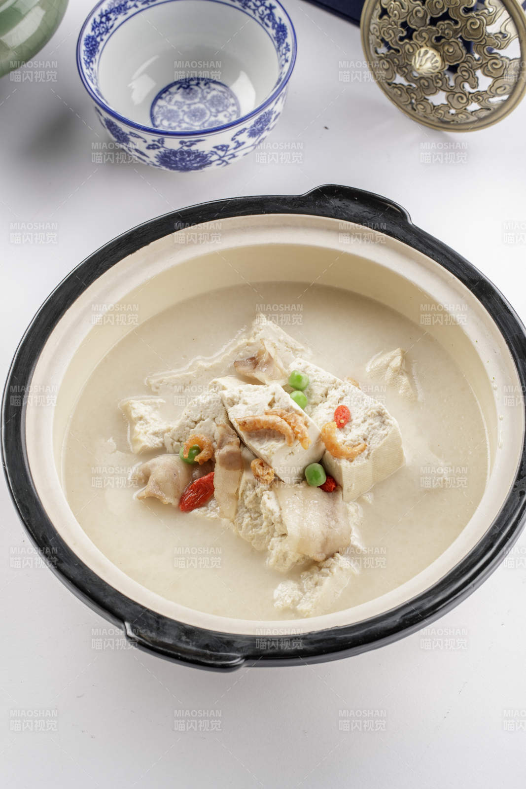 精美餐具裝的砂鍋手拔豆腐