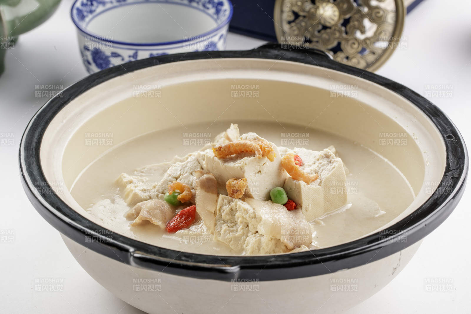 精美餐具裝的砂鍋手拔豆腐