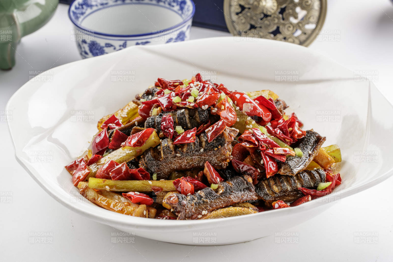 白色瓷盘装的鲜椒麻辣鳝段