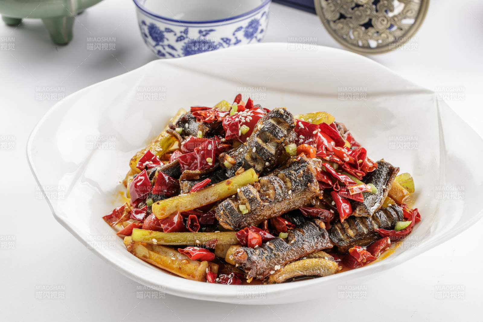 白色瓷盘装的鲜椒麻辣鳝段