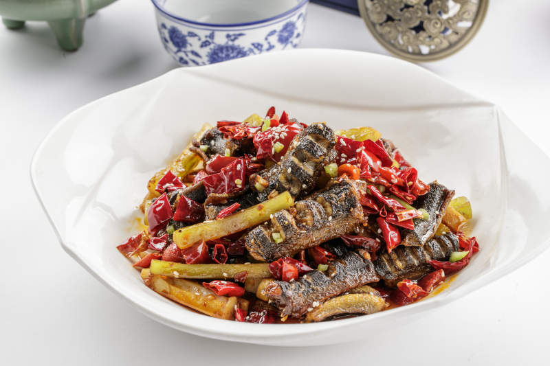 白色瓷盘装的鲜椒麻辣鳝段