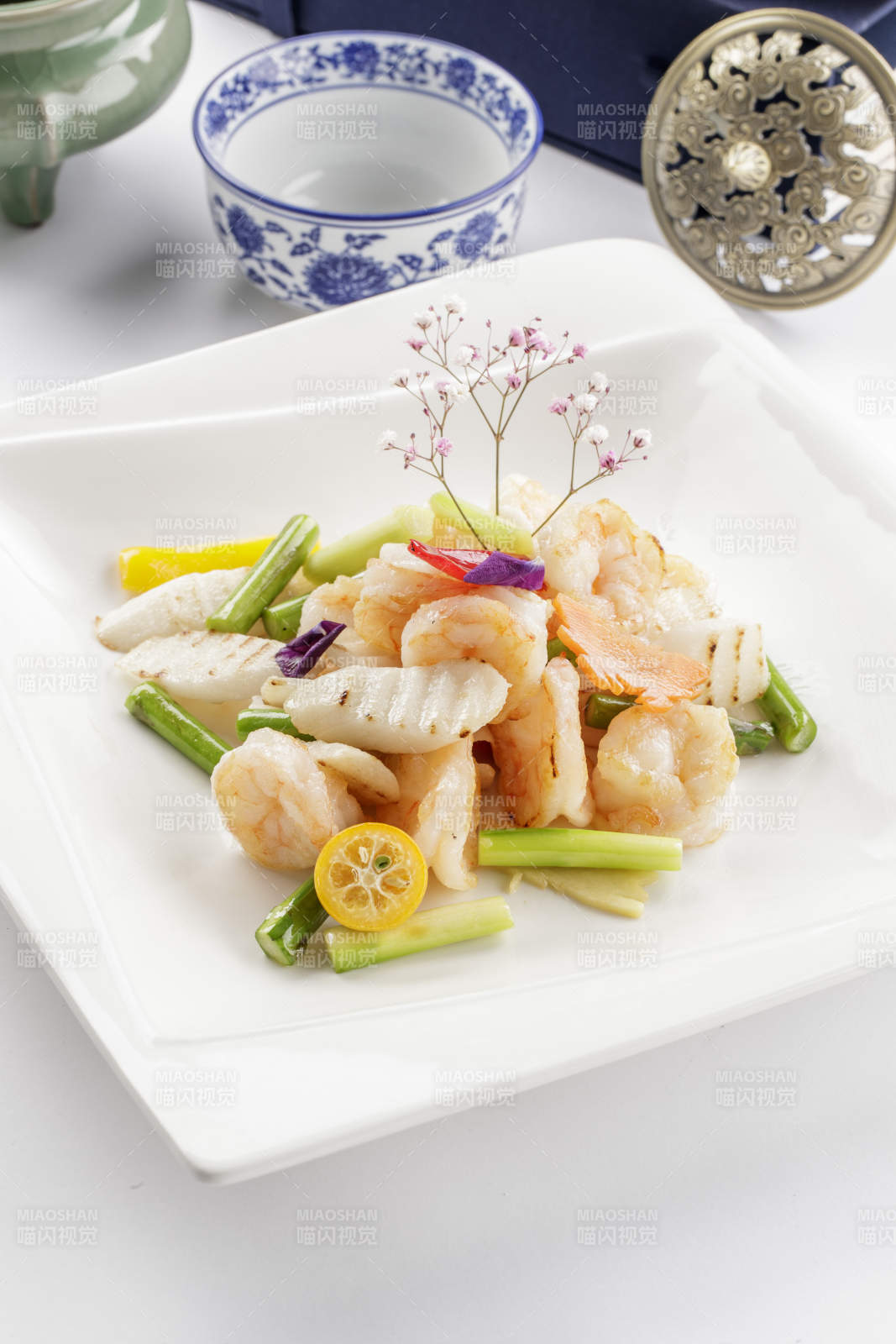 白色瓷盘装的鲜芦笋山药炒虾球图片