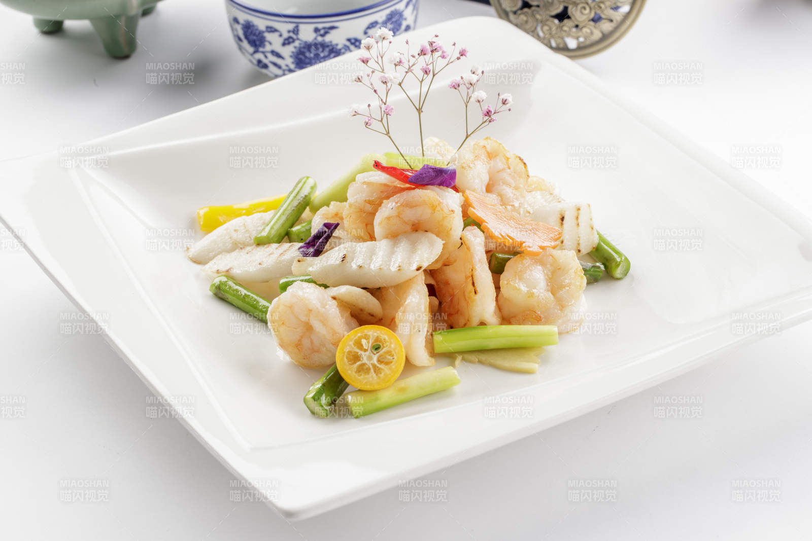 白色瓷盘装的鲜芦笋山药炒虾球图片