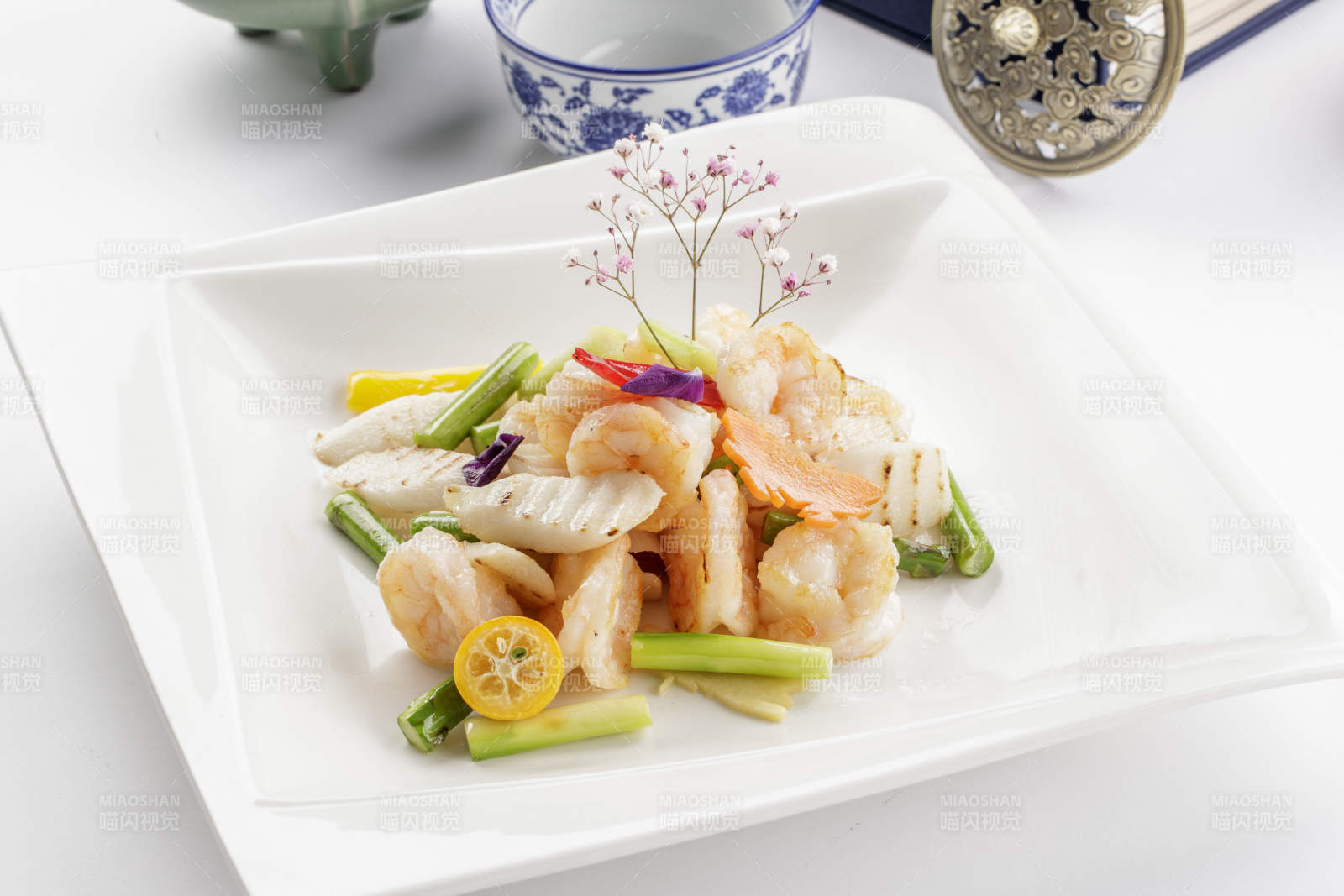 白色瓷盘装的鲜芦笋山药炒虾球图片