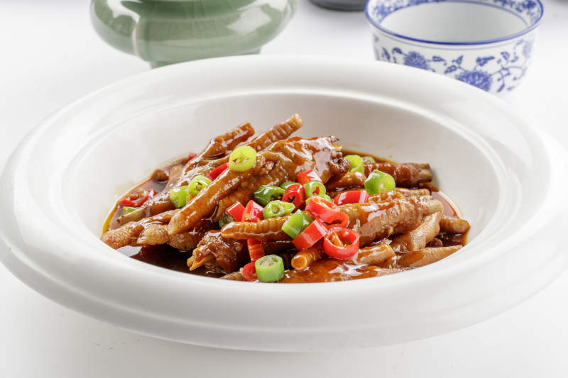 白色瓷盘装的米椒卤味凤爪
