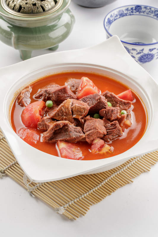 精美餐具装的西红柿炖牛腩