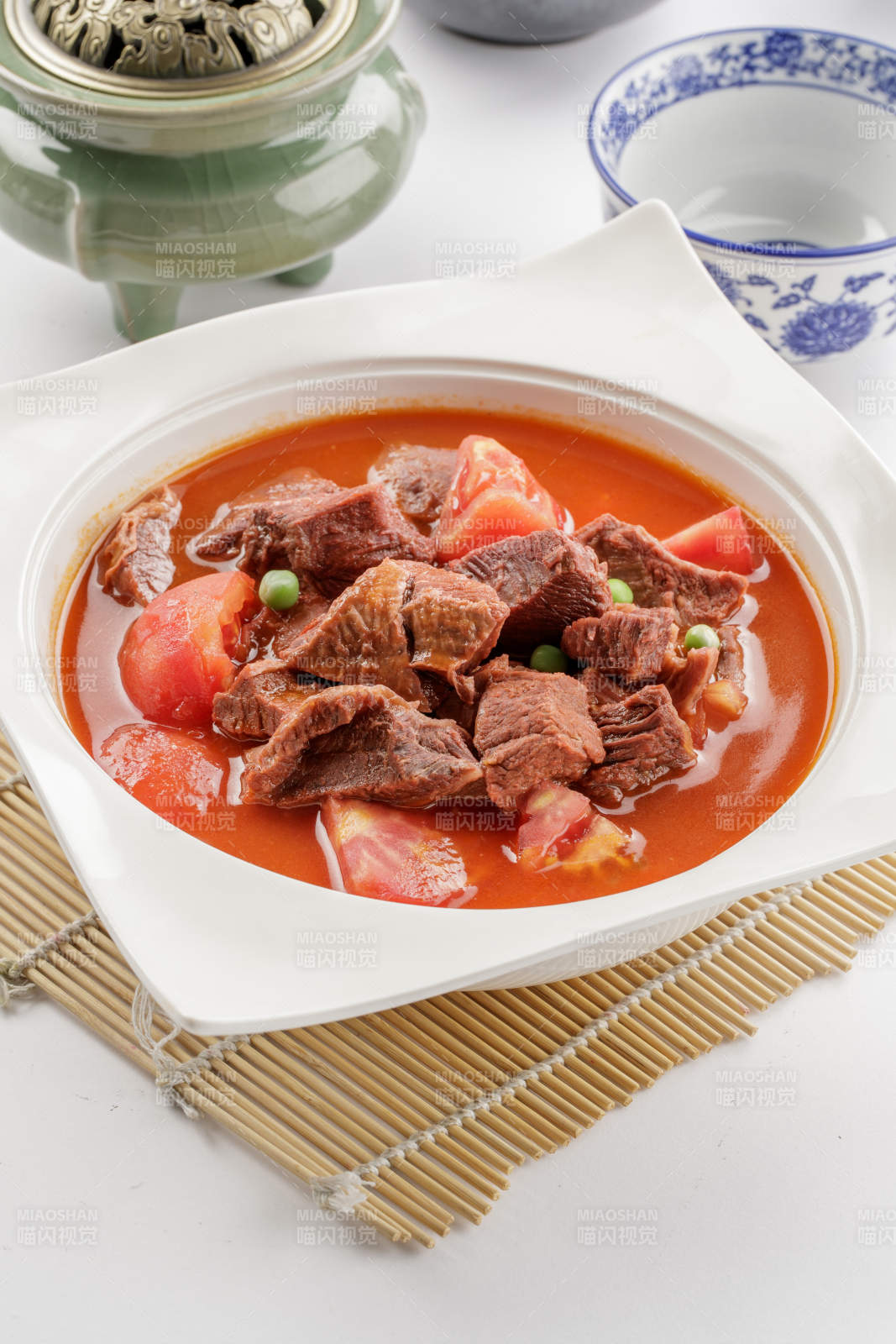 精美餐具装的西红柿炖牛腩