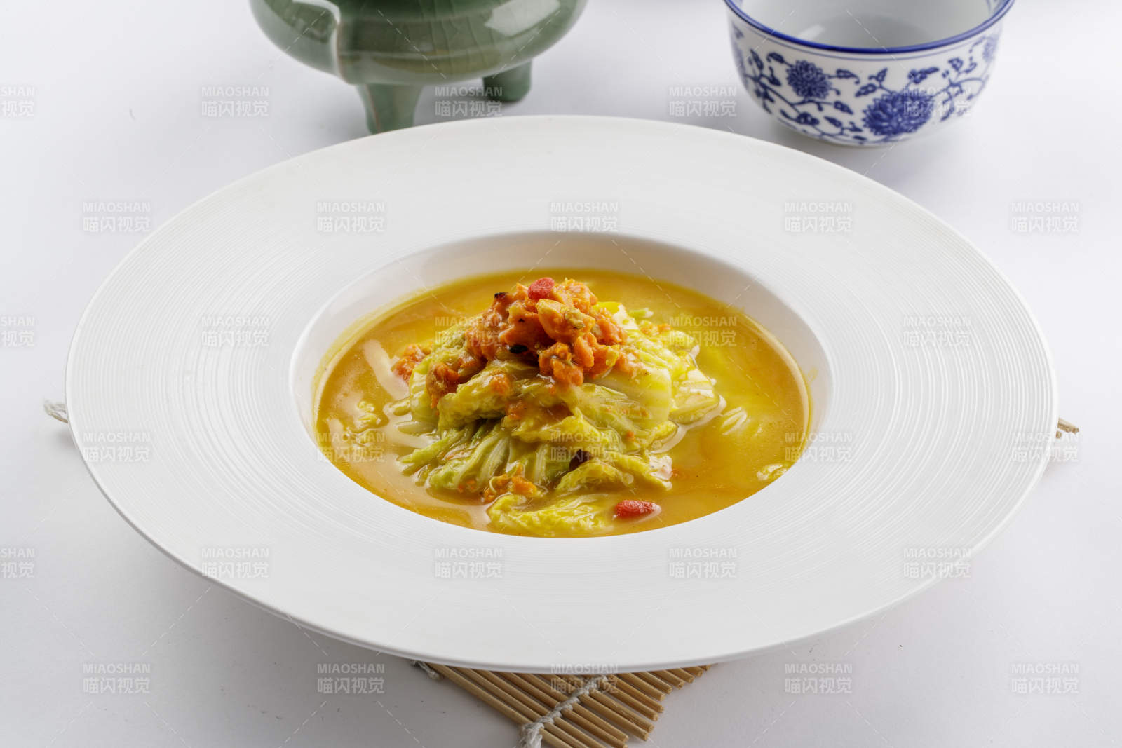 白色瓷盘装的蟹黄白菜