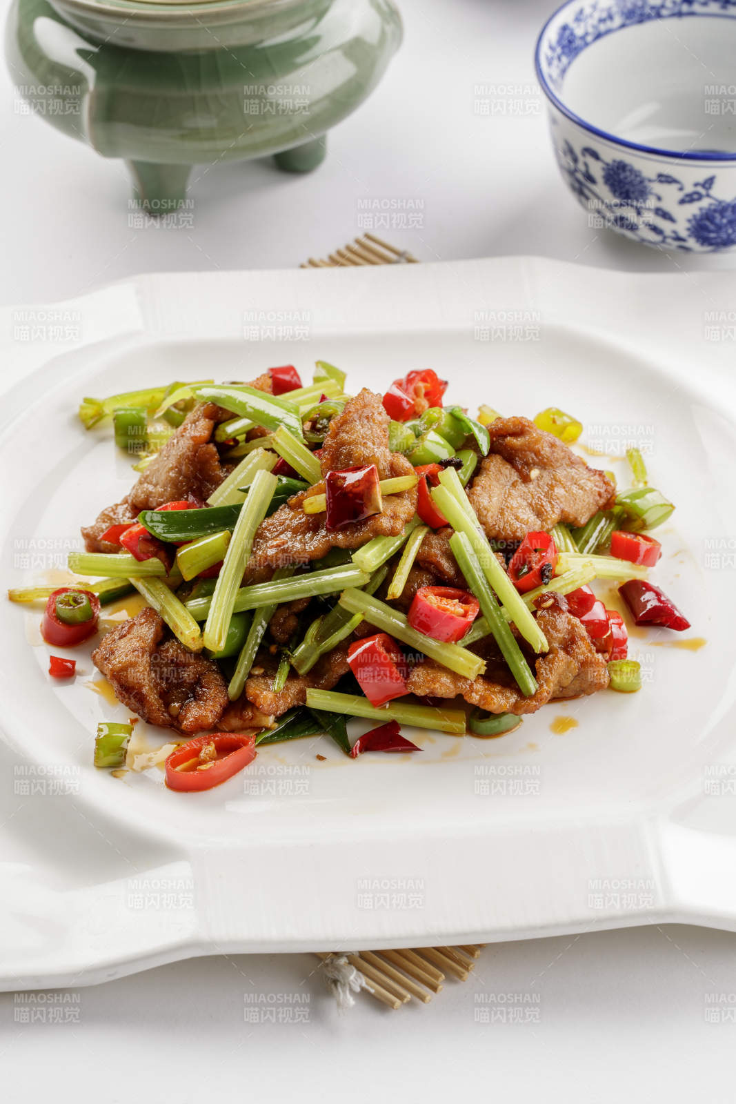 白色瓷盘装的西芹小炒黄牛肉