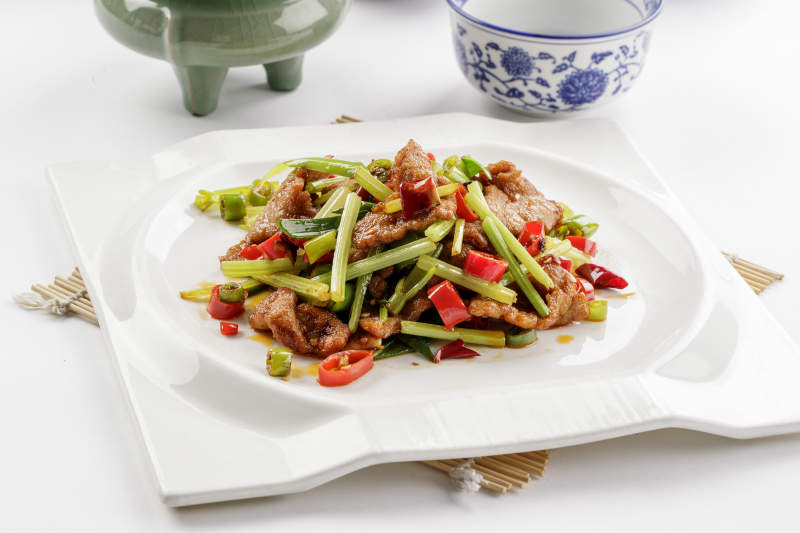 白色瓷盘装的西芹小炒黄牛肉