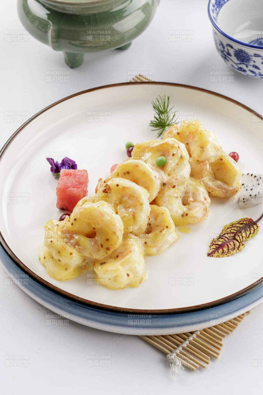 白色瓷盘装的法式芝士焗虾球