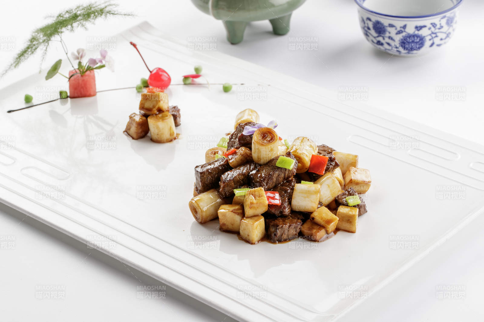 黑胡椒蒜香和牛粒-摄影图