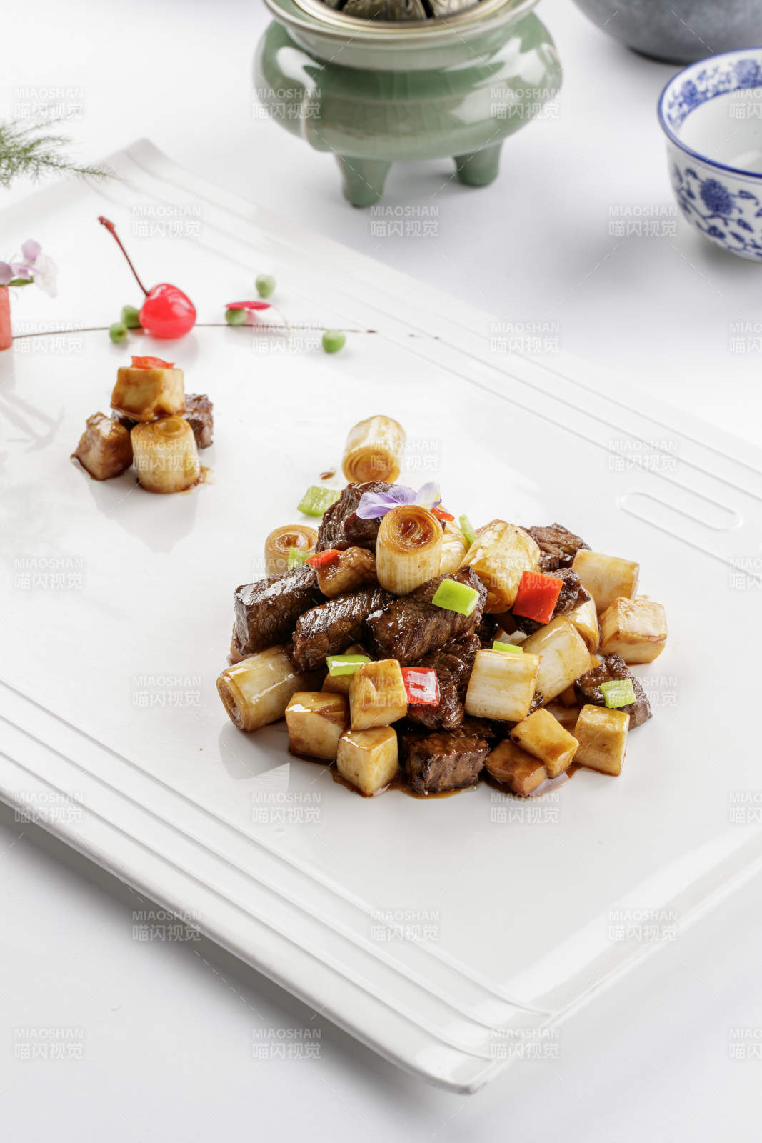 黑胡椒蒜香和牛粒-摄影图