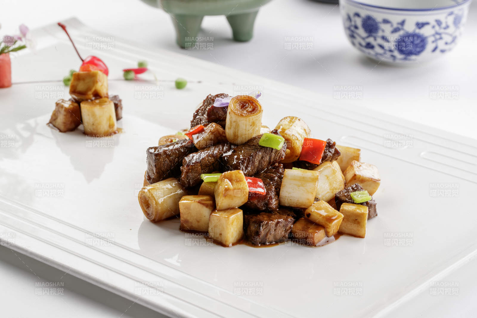 黑胡椒蒜香和牛粒-摄影图