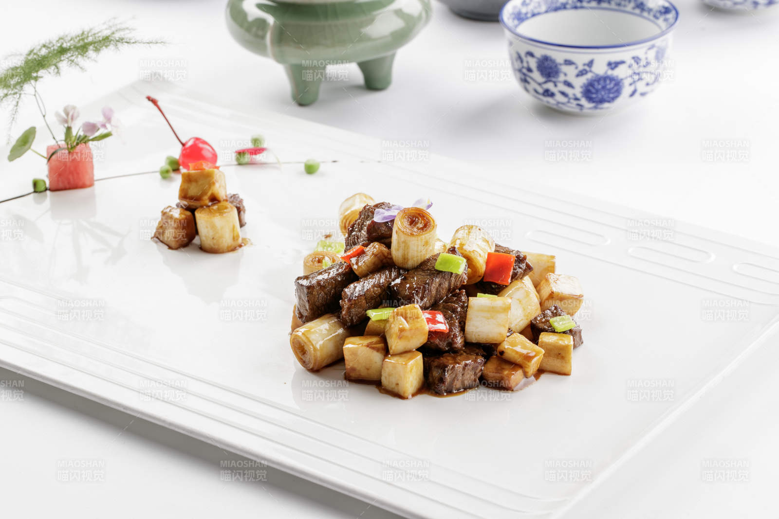 黑胡椒蒜香和牛粒-摄影图