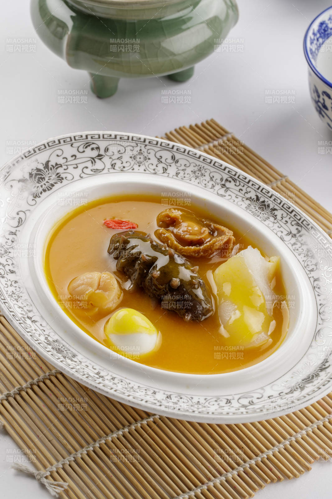 精美餐具装的浓汤四宝