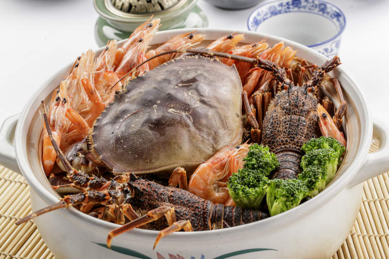 大瓷盆裝的濃湯海鮮燴