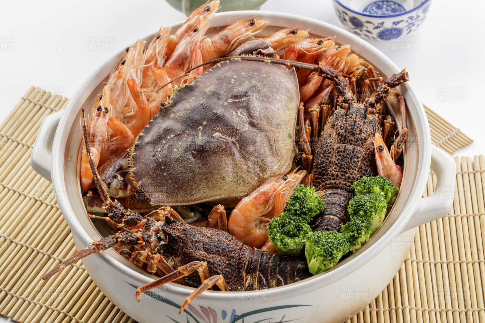 大瓷盆裝的濃湯海鮮燴