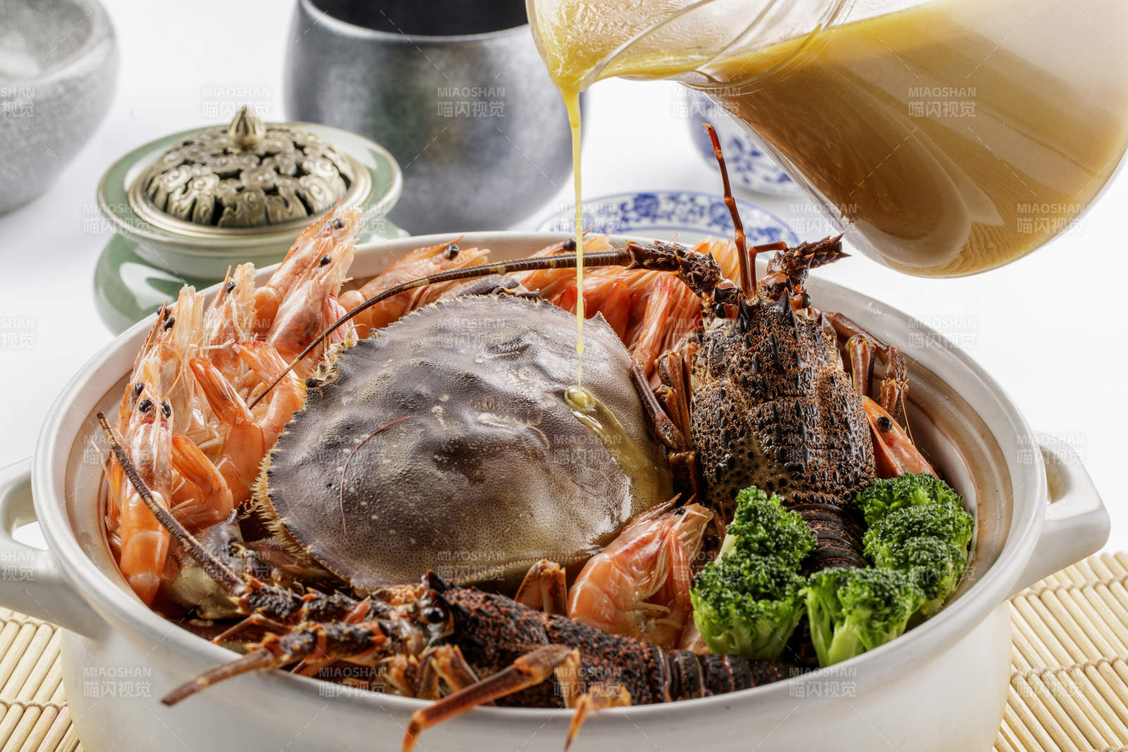 大瓷盆裝的濃湯海鮮燴