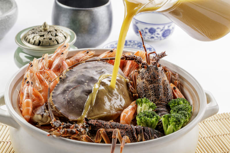 大瓷盆裝的濃湯海鮮燴