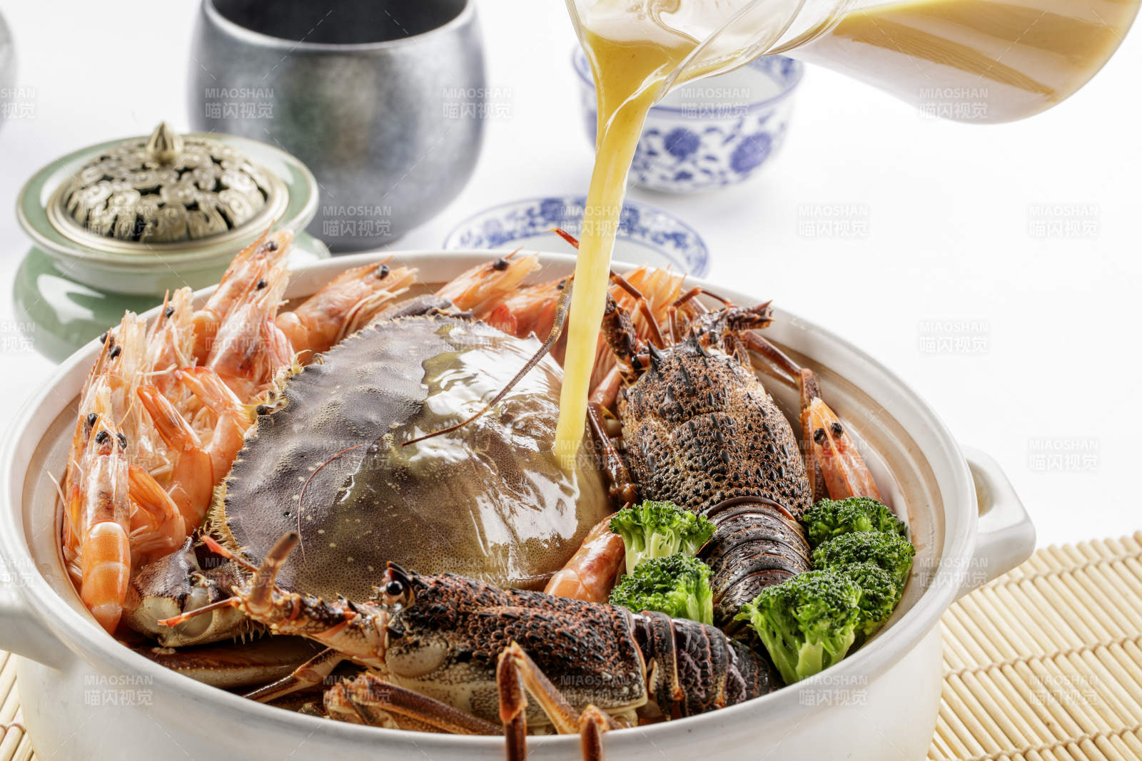 大瓷盆装的浓汤海鲜烩